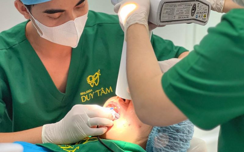 Tiến hành quy trình trồng răng Implant